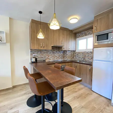 Modern 1 Bedroom Seaside With Pool فوينخيرولا